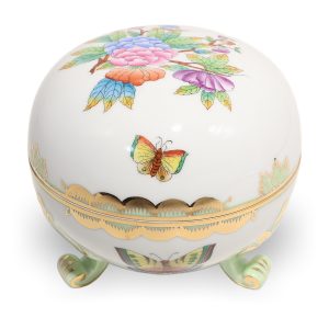 Herend trinket box Queen Victoria pattern detailed view, porcelain bonbonniere with floral and butterfly design, three footed collectible